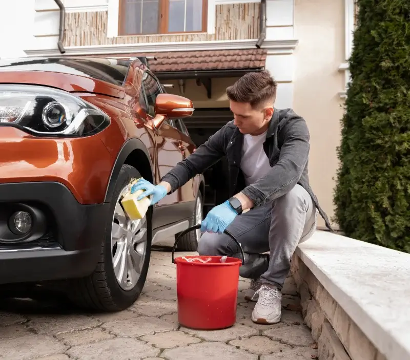Lavage auto à domicile Cadillac-sur-Garonne : professionnel intervenant sur un véhicule